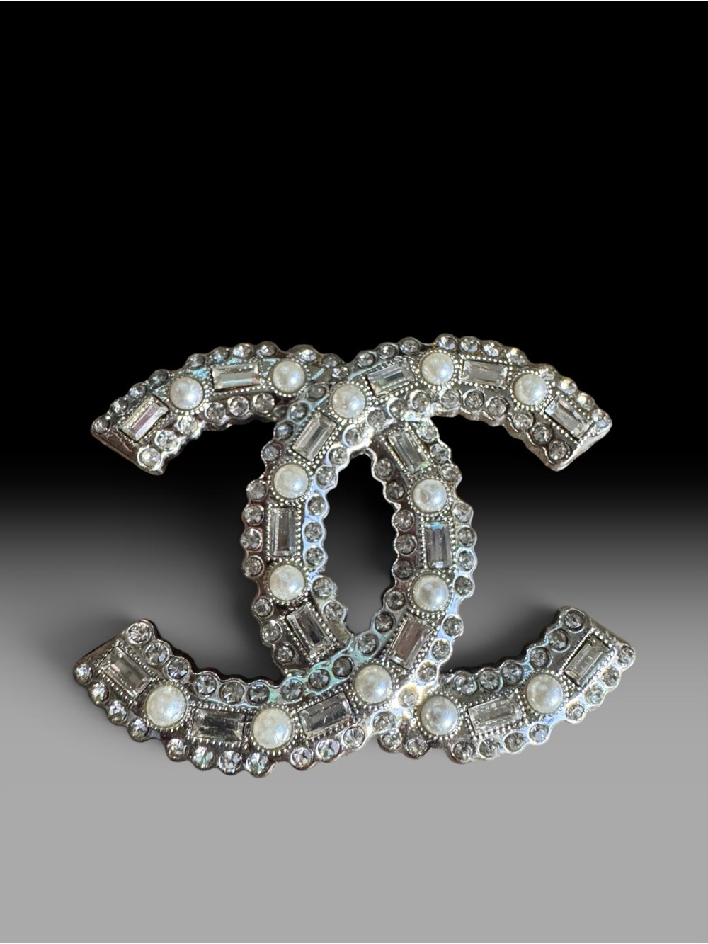 Elegant Silver-Tone Crystal Brooch Pin with Pearls